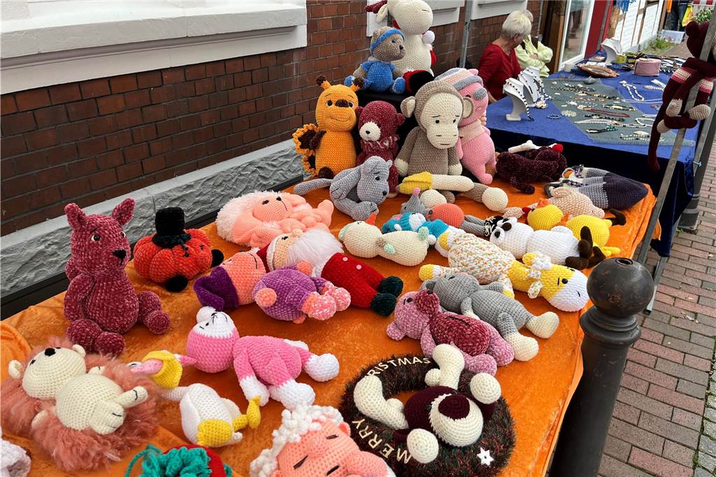 24 Stunden Arbeit für das Heimatfest: „Möchte anderen eine Freude machen“ Gehäkelte Tiere und Puppen liegen auf einem Tisch.