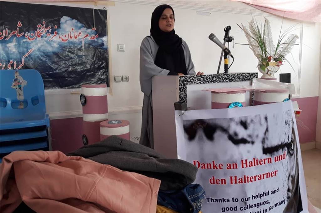 Latifa Saljuki aus Haltern in Afghanistan: Menschen weinen vor Freude Afghanen ließen ein Plakat drucken: „Danke an Haltern und den Halterarner“.