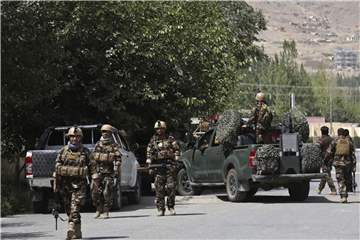 Afghanische Sicherheitskräfte kommen zu einem Ort des Gefechts. Präsident Ghani rief die Taliban erneut zur Waffenruhe auf. Foto: Rahmat Gul/AP