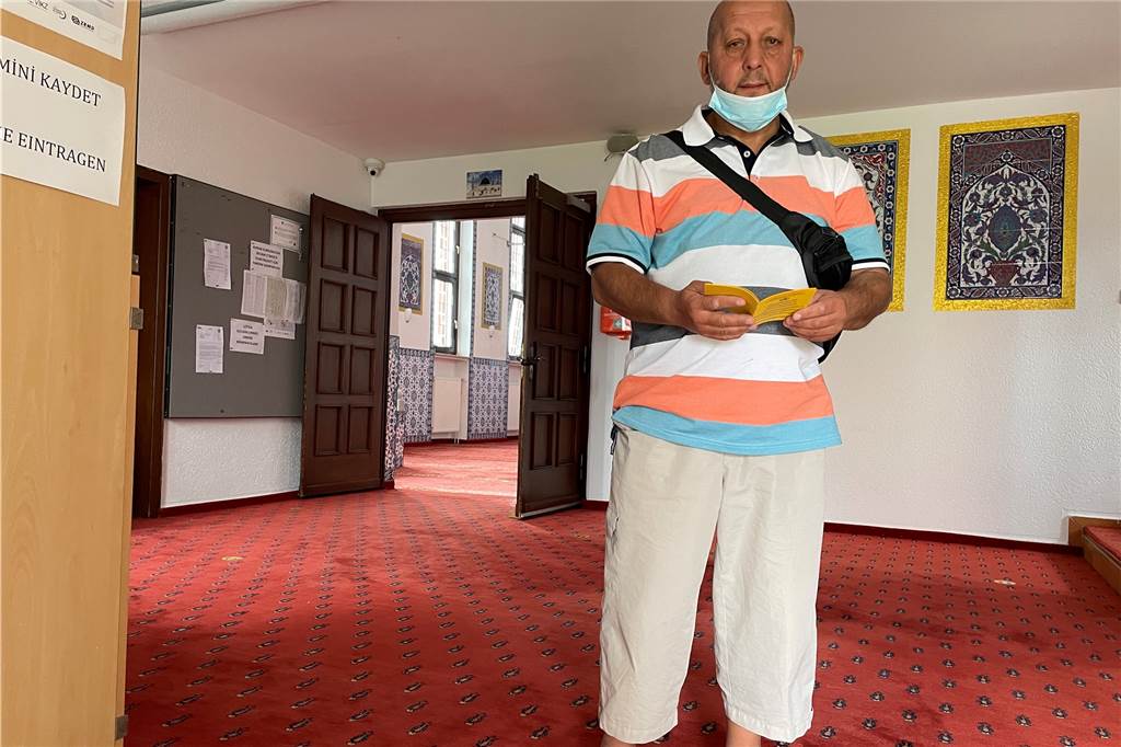 Dortmunder Moscheen wurden zu Impfzentren: „Gott hat mich geschickt“ Afrim Ibrahimi hat in seinem Impfpass einen neuen Aufkleber: Er bekam in der Moschee in Huckarde eine Corona-Impfung mit dem Impfstoff von Biontech.