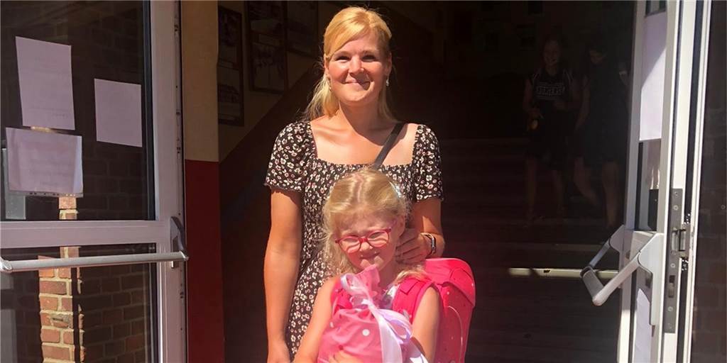 Muss Agnes Dröge ihren Job aufgeben? Sophia (6) hat keinen OGS-Platz Agnes und Sophia Dröge aus Ickern bei der Einschulung. Sophia (6) geht gern in die Marktschule, aber einen Platz in der OGS hat sie nicht. Die Anmeldung dazu ging schon vor Monaten irgendwo verloren.