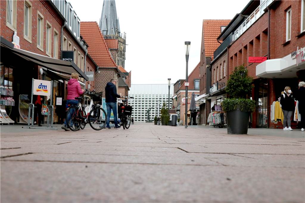 Digitalisierung: Tobias Groten hat neue Pläne für die Ahauser Innenstadt Auch erste vorsichtige Lockerungen in der Innenstadt – Ahaus ist Modellregion – sollen vor allem wegen der digitalen Möglichkeiten greifbar werden. Wenn alles klappt schon ab dem 19. April. Die genauen Konzepte dafür werden gerade erarbeitet.