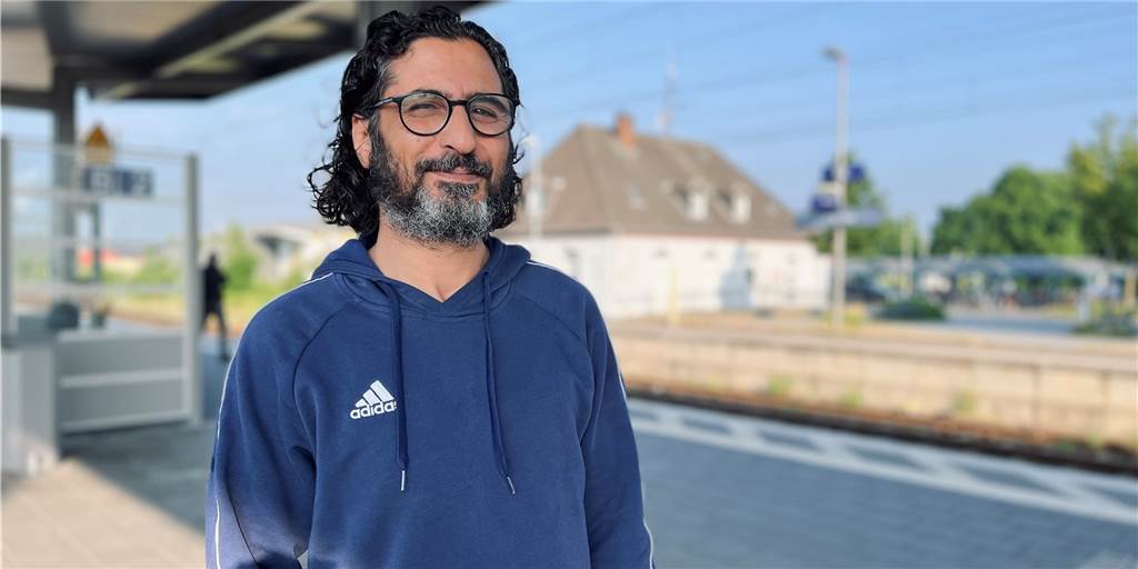 9-Euro-Ticket und Tankrabatt: Leere Bahnen, aber Benzinpreis sinkt deutlich in Haltern Ahmad Mardini fährt gerne mit der Bahn. Am Mittwoch ist er auf dem Weg von Haltern nach Gelsenkirchen.