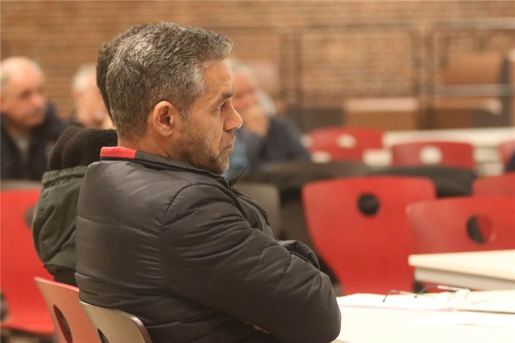 Massenschlägerei nach Fußballspiel in Vinnum: Die Chronologie des Ereignisses Ahmad Omayrat stand dem SV Herta damals vor. Hier verfolgt er die Verhandlung gegen den SV Herta.