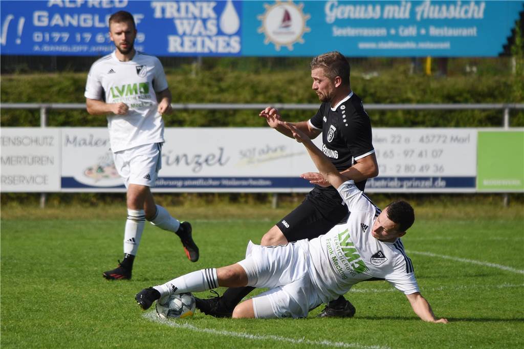 Die nächste Niederlage für den Aufsteiger: FC Marl II verliert deutlich beim SV Lippramsdorf Ahmed Acar (h.) im Zweikampf mit Timo Berg, der sich in der Schlussphase auch noch in die Torschützenliste eintragen konnte.
