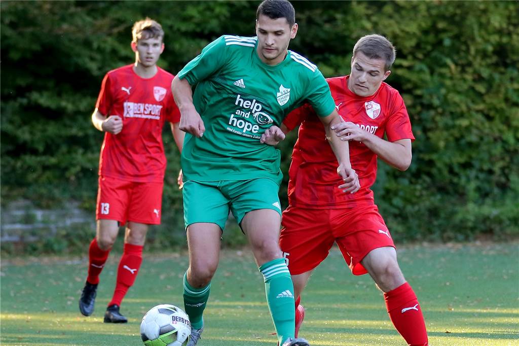 Dortmunder Fußballer zieht sich eine Verletzung zu, von der viele noch nie gehört haben Ahmed Ersoy (l.) wird dieses Jahr wahrscheinlich nicht mehr auf dem Platz stehen.