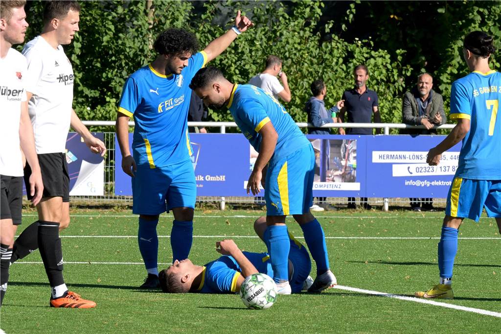 Ahmed Ersoy avanciert zum Matchwinner Ahmed Ersoy liegt am Boden.