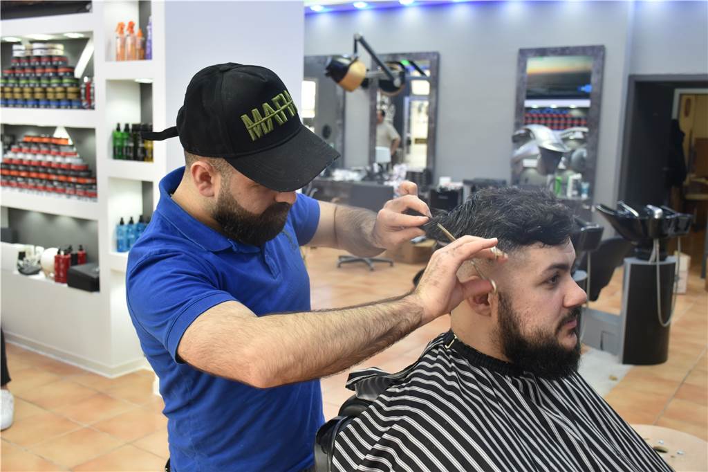 Es liegt in der Familie: Friseur „Salon Ahmed“ eröffnete in Castrop-Rauxel Ahmed Younes ist Friseur aus Leidenschaft, wie schon seine Vorfahren.