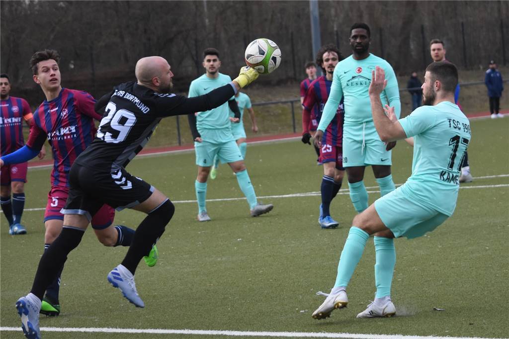 Bittere Heimniederlage für TSC Kamen: Unerklärlicher Leistungsabfall nach 2:0-Führung Ahmet Acar (r.) kam in der zweiten Halbzeit gegen Dominik Altfeld im ASC-Tor etwas zu spät zum Ball.