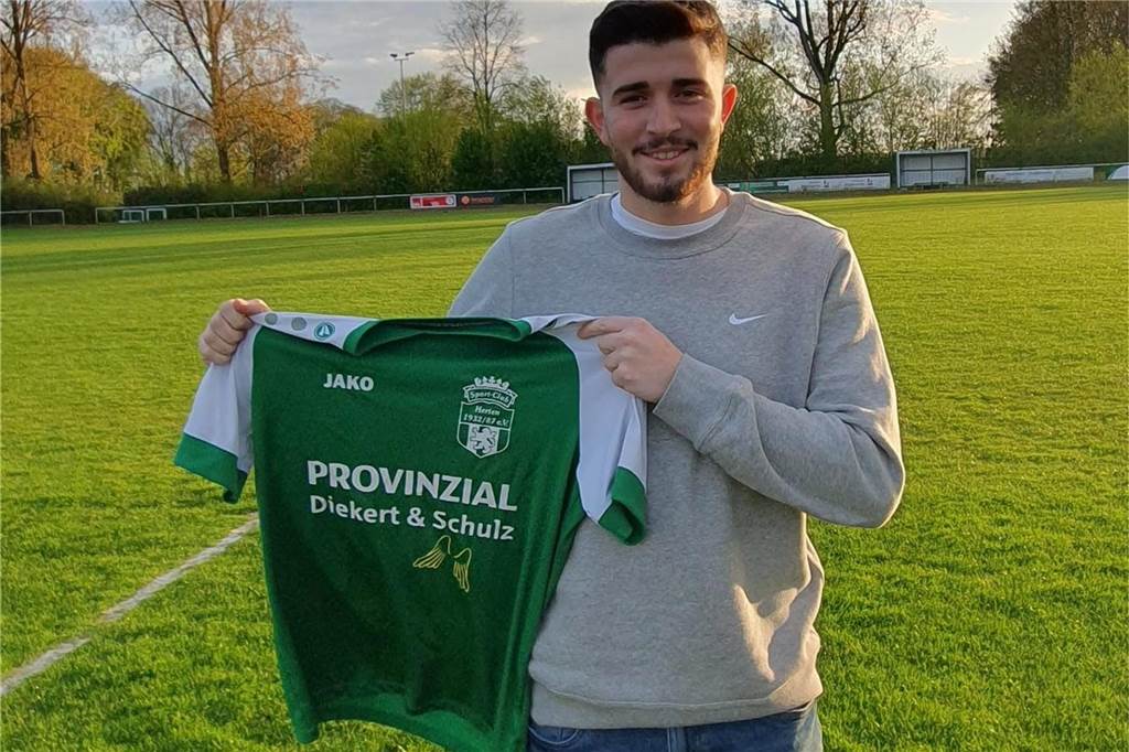 SC Herten holt dritten Sommer-Neuzugang: Spieler von GW Barkenberg kommt Ahmet Cevik hält ein Trikot