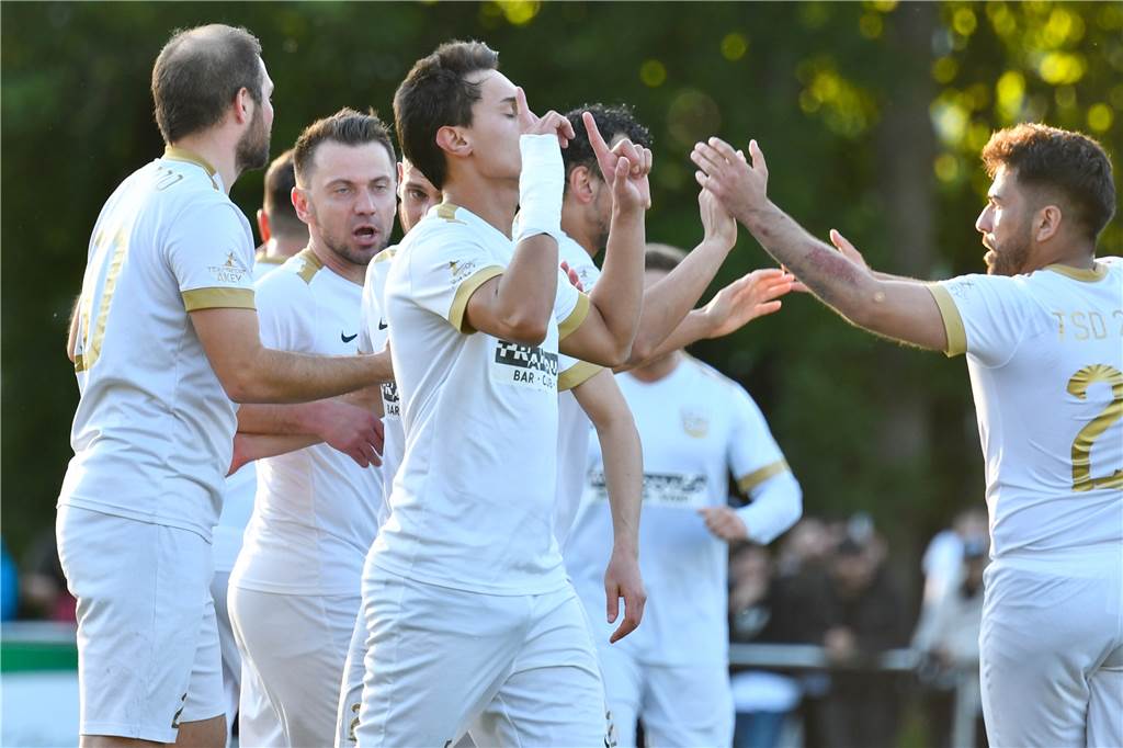 Traum geplatzt: Der VfB Lünen scheitert in der Aufstiegsrelegation an Türkspor Dortmund Ahmet Cosgun (vorne) war am Mittwoch der Matchwinner bei Türkspor.