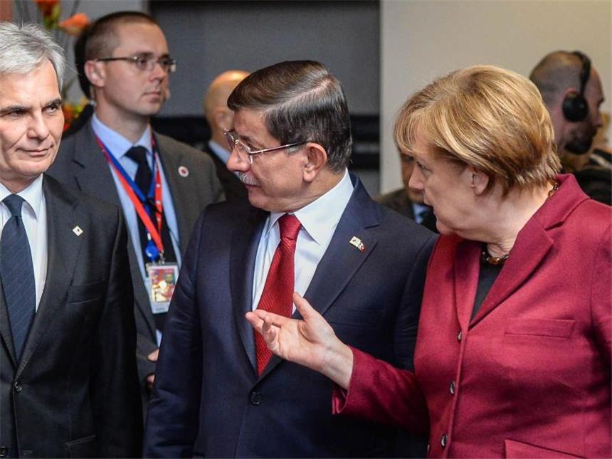 EU und Türkei vereinbaren in der Flüchtlingskrise neuen Pakt Ahmet Davutoglu (M), hier mit Werner Faymann und Angela Merkel sprach von einem historischem Tag. Foto: Stephanie Lecocq
