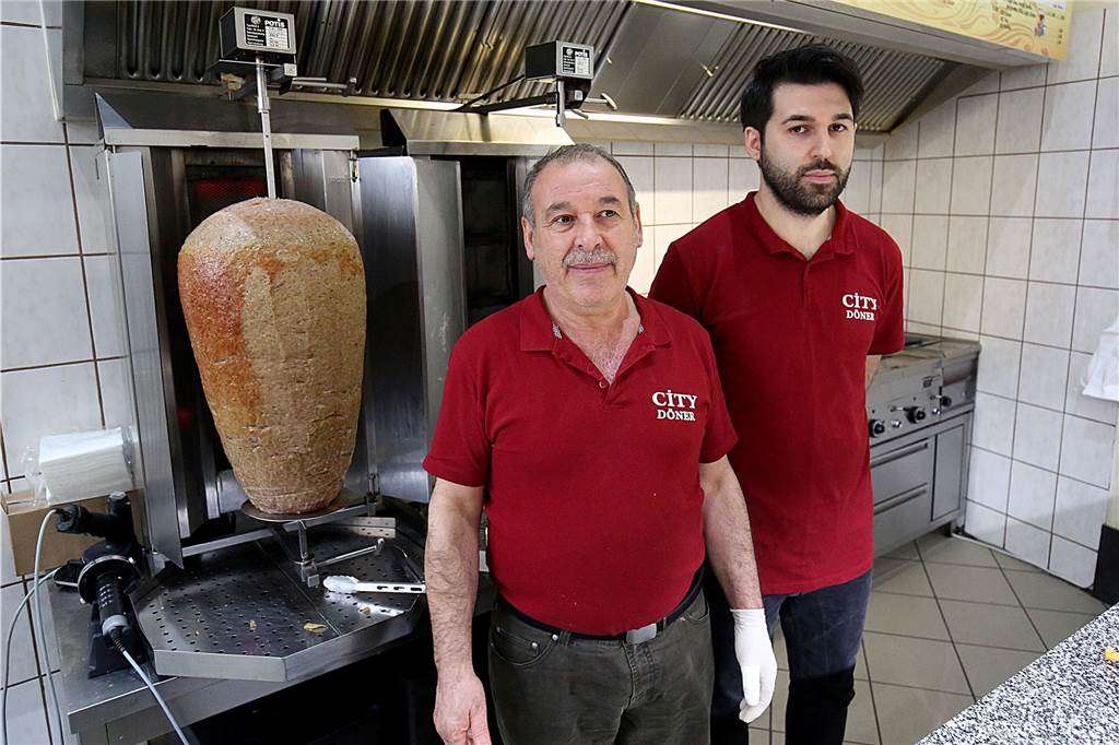 OB-Kandidat Andreas Hollstein: Als Opfer ziemlich unbequem Ahmet Demir (rechts im Bild) und sein Vater Abdullah Demir betreiben in Altena den „City Döner“.