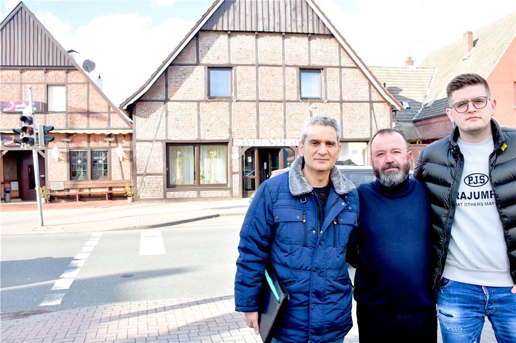 Ahmet Derinalp (l.), Metin Dayan (M.) und Drilon Gjokaj vor dem Haus Kemper