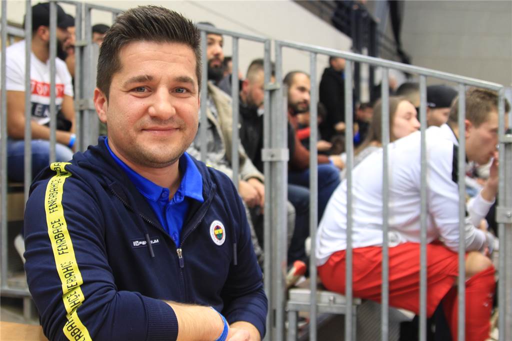 Ahmet Elikalfa braucht einen Engel, einen Fluch und lässt sich einen eigenen Einsatz offen Ahmet Elikalfa setzt sich auch abseits des Feldes leidenschaftlich für seinen FC Brambauer ein.
