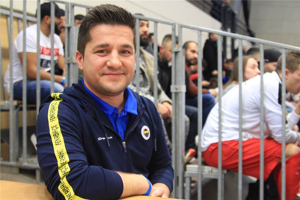 Der FC Brambauer kämpft schon wieder gegen den Ausschluss vom Spielbetrieb Ahmet Elikalfa trieb für den FC Brambauer die fällige Summe auf.