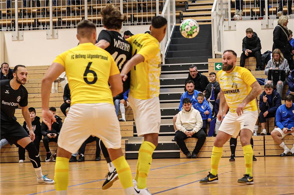 Fans des VfR Kirchlinde sorgen für Hallen-Party: Überraschendes und kurioses in der Kreuzstraße Ahmet Geneli (r.) und der FC Hellweg Lütgendortmund zogen ungeschlagen in die Zwischenrunde ein.