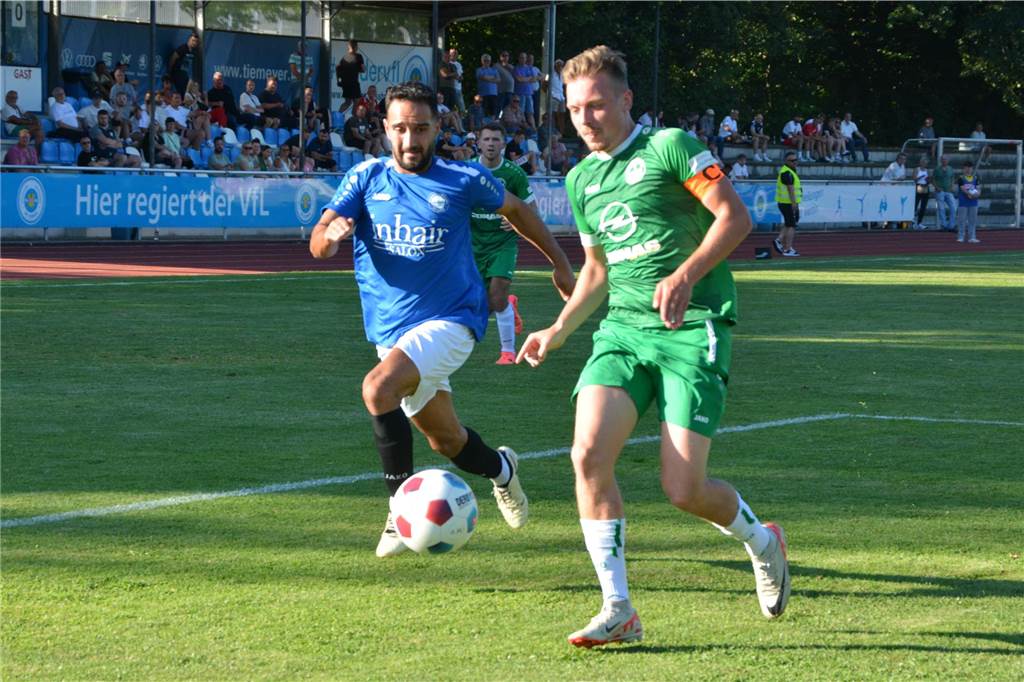 VfL Kamen bejubelt Sieg in Heessen: „Wir waren einfach stärker“ VfL Kamens Ahmet Karaduman (l.)im Laufduell mit SG Massens Kapitän Dominik Voß (r.).