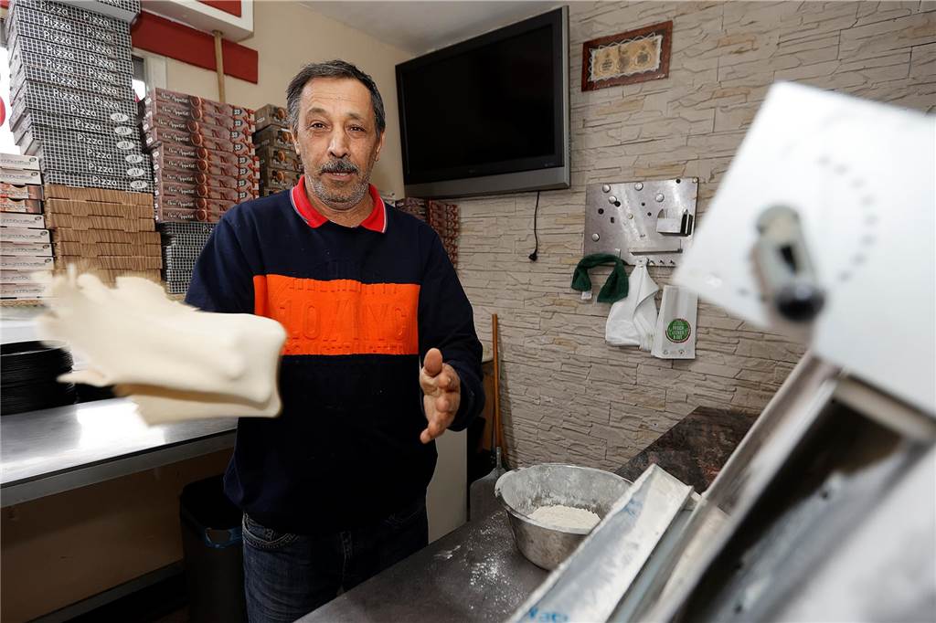 Bürgergeld: „Ich will arbeiten, aber das Geld reicht nicht“ Ahmid Yahyaoui betreibt einen Kiosk mit Pizza-Lieferdienst.