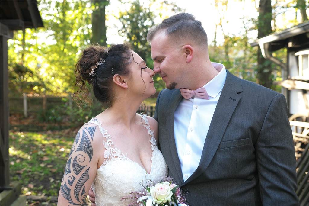 Hochzeit in Marl: Zum Überraschungs-Antrag läuft Pietro Lombardis „Phänomenal“ Aileen und Niklas Schulz bei ihrer Hochzeit am Heimathaus.