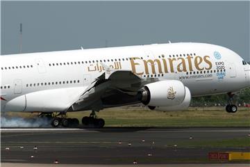 Airbus A 380 der Fluggesellschaft Emirates auf dem Flughafen in Düsseldorf. Emirates hat 20 weitere Maschinen diesen Types geordert. Foto: Federico Gambarini