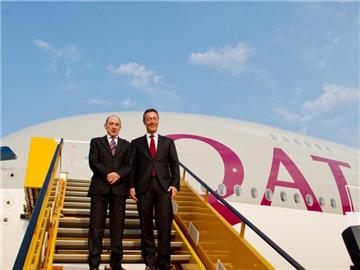 Airbus-Chef Bregier (r) und Quatar Airways CEO Akbar Al Baker bei der Übergabe in Hamburg. Foto: Daniel Bockwoldt