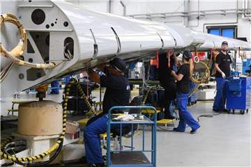 Airbus-Mitarbeiter arbeiten im Bremer Werk am Flügel eines A350. Foto: Carmen Jaspersen