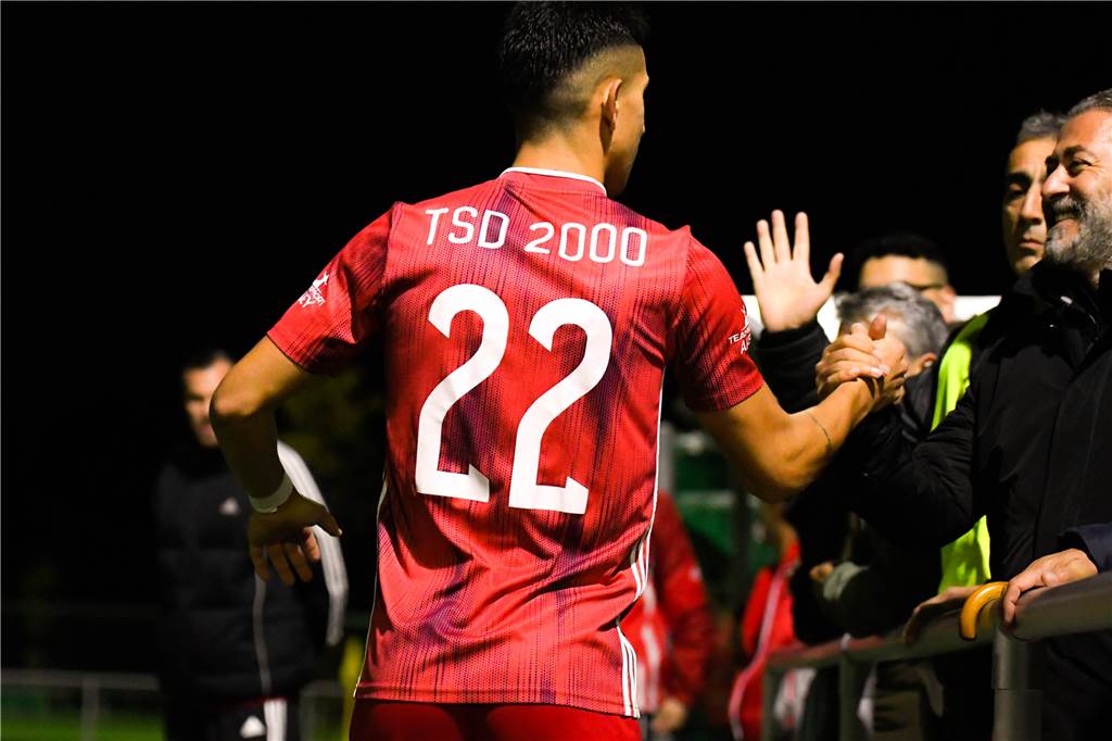 Reza Hassani nach 7:0-Ausrufezeichen: „Die Leute wollen uns scheitern sehen“ Ajala Cardoniz schoss drei Tore in Serie und holte sich bei seiner Auswechslung die verdienten Glückwünsche ab.