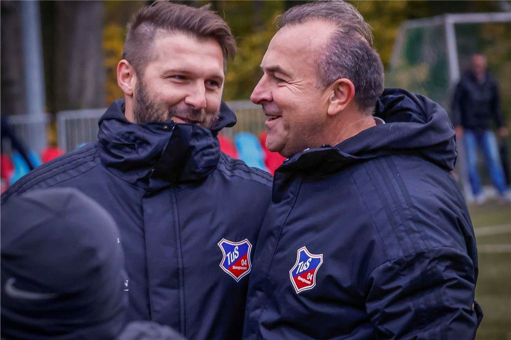 SV Sodingen schließt Thier-Wechsel nach Bövinghausen aus: „Werden uns definitiv nicht einigen“ Ajan Dzaferoski (r.) zeigte sich in Sachen Nico Thiers Verpflichtung zuversichtlich. Trainer Sebastian Tyrala (l.) hätte einen Mittelfeldspieler mehr zur Verfügung.