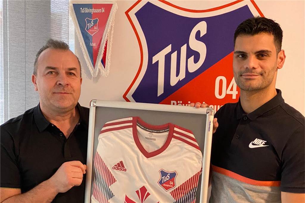 TuS Bövinghausen holt Dortmunder Legende - und sendet eine Warnung an lokale Teams Ajan Dzaferoski und Eyüp Cosgun bei der Vertragsunterzeichnung.