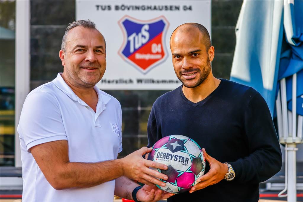 Kein Witz: TuS Bövinghausen verpflichtet deutschen WM-Held von 2006 als Spieler Ajan Dzerfoski (l.) bestätigte die Verpflichtung von WM-Held David Odonkor.