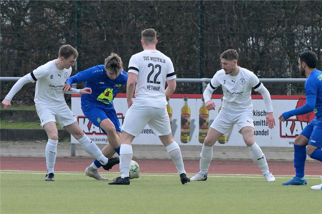 Munteres Testspiel zwischen Westfalia Wethmar und Kamener SC Ajdin Oruc (blau) im Zweikampf mit Spieler vom TuS Westfalia Wethmar.