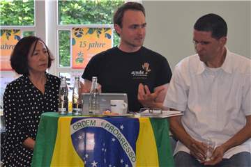 Ajuda-Vorsitzender Jan Kleine Büning diskutierte beim Ajuda-Geburtstag im Juni mit Estelina Farias (l.) und Marcos Costa Melo (r.) über die politische Situation in Brasilien.