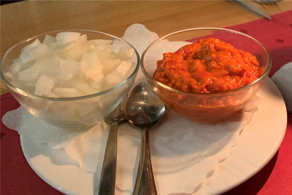 In der Burgschänke gibt es gut gemachte Balkan-Spezialitäten zum frisch gezapften Kölsch Ajvar und rohe Zwiebeln gab es als Beilage zum Grillteller.