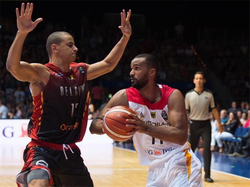 Vargas aus vorläufigem Kader für Basketball-EM gestrichen Akeem Vargas (r) muss auf die EM verzichten. Foto: Sebastian Kahnert