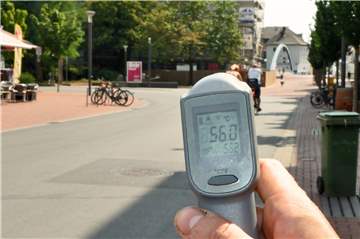 Aki und Fredo vom Grillstore haben am Donnerstag gegen 15.30 Uhr das Thermometer über den Asphalt gehalten. Ergebnis: 56 Grad.
