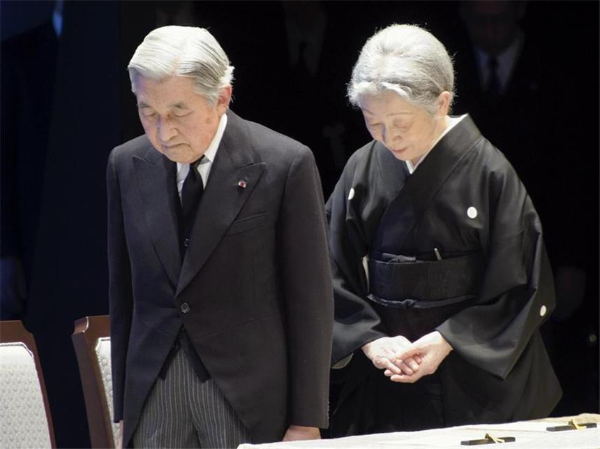 Japan und die Welt gedenken der Tsunami- und Atomtod-Opfer Akihito Tenno und Kaiserin Michiko in Tokio. Foto: Yomiuri Shimbun