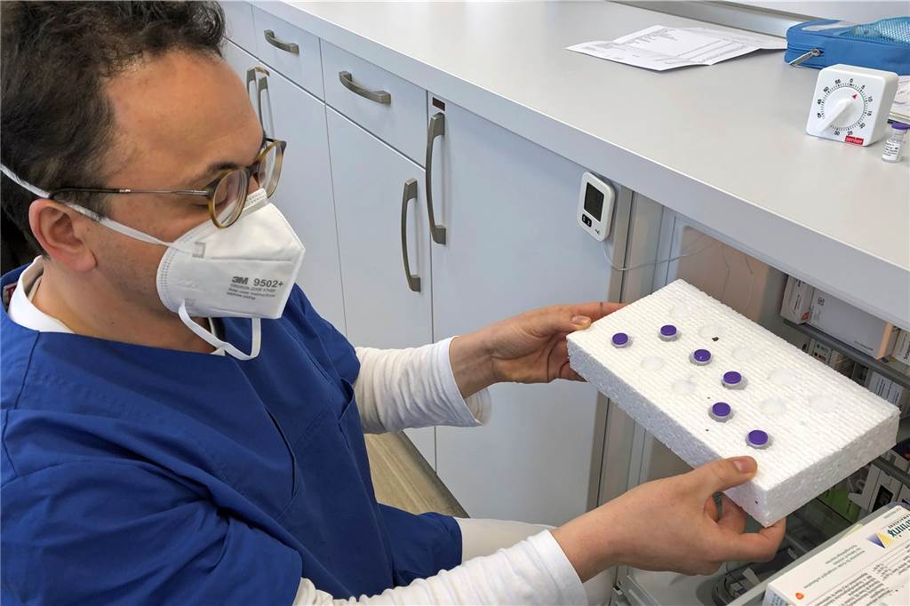 Mit Video: Die ersten Patienten bekommen Corona-Impfung beim Hausarzt Akin Yilmaz-Neuhaus zeigt die Impfdosen, die er für diese Woche erhalten hat. Bei exakter Temperatur wird der Biontech-Phizer-Impfstoff kühl gehalten - bis Freitag muss er verimpft sein.