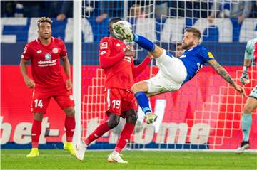 Akrobatisch: Guido Burgstaller versucht es in dieser Szene gegen Mainz mit einem Seitfallzieher.