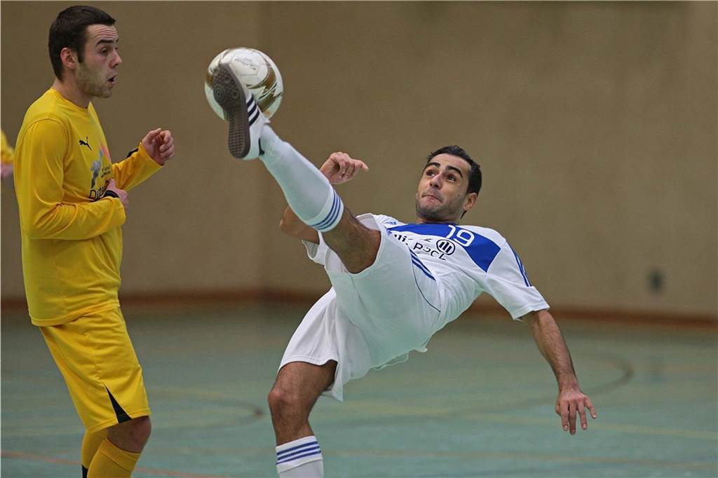Der Stadtmeister-Pokal war verschwunden - nur der Hallenkönig wusste, wo er ist Akrobatisch spielte oftmals Cihangir Sahinli - Spitzname "Django" - bei seinen fünf Titelgewinnen bei den Castrop-Rauxeler Hallenstadtmeisterschaften.