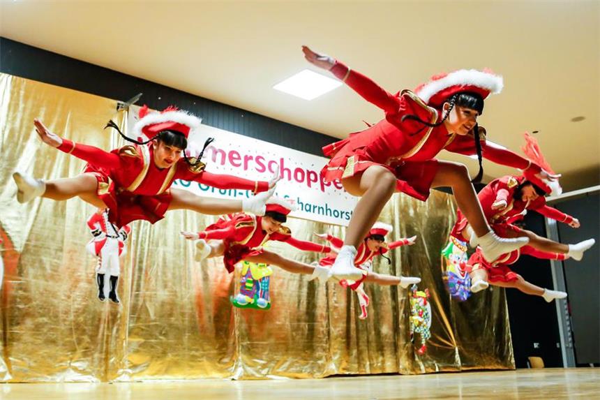 Das sind die Bilder vom Narrenspaß Akrobatisches Können zeigten die Showtanzgruppen und wurden begeistert gefeiert.