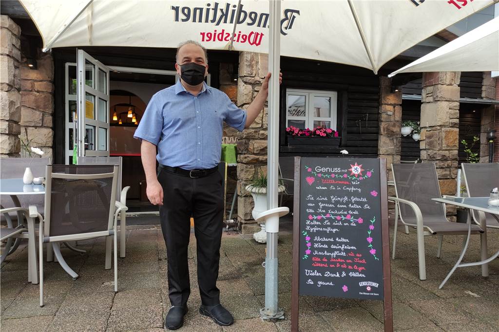 Restaurants in Lünen geöffnet: Erste Gäste nehmen drinnen Platz Akropolis-Inhaber Ali Karakaya ist froh, nach dem Außen- auch den Innenbereich wieder für seine Gäste öffnen zu dürfen.
