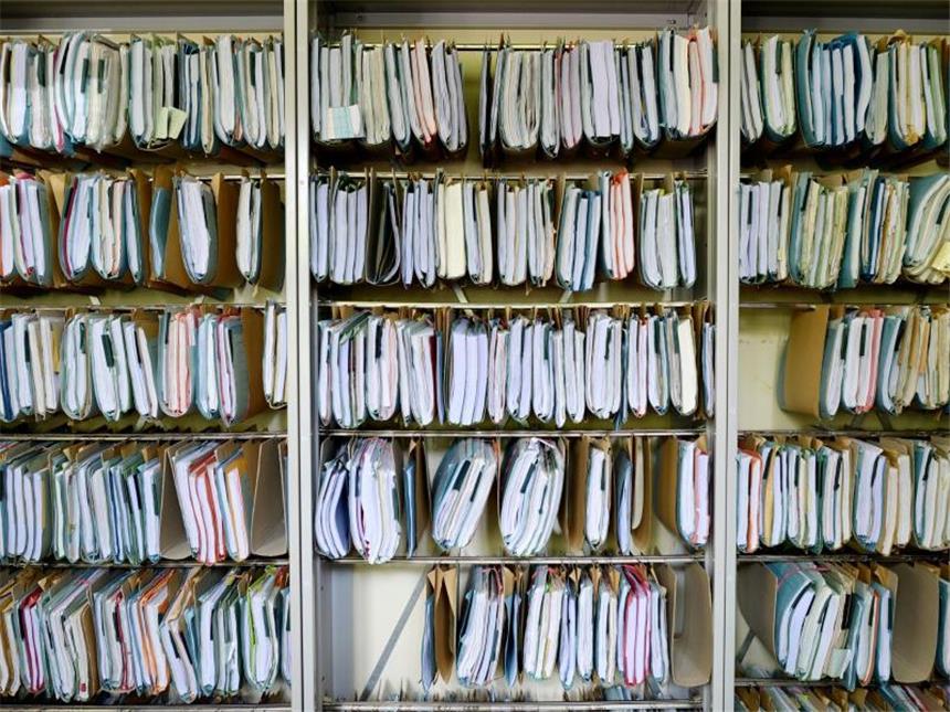 Bürokratie kostet deutscher Wirtschaft 45 Milliarden Euro Akten überall. Trotz Bürokratiebremse kostet das Bundesrecht die deutsche Wirtschaft jährlich Kosten mehr als 45 Milliarden Euro. Foto: Julian Stratenschulte/Symbol