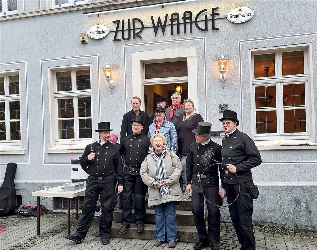 Mit den besten Wünschen fürs neue Jahr: Schornsteinfeger verteilen Glück vor der Waage Aktion des Heimatvereins Schwerte am Silvestermorgen vor der Waage.