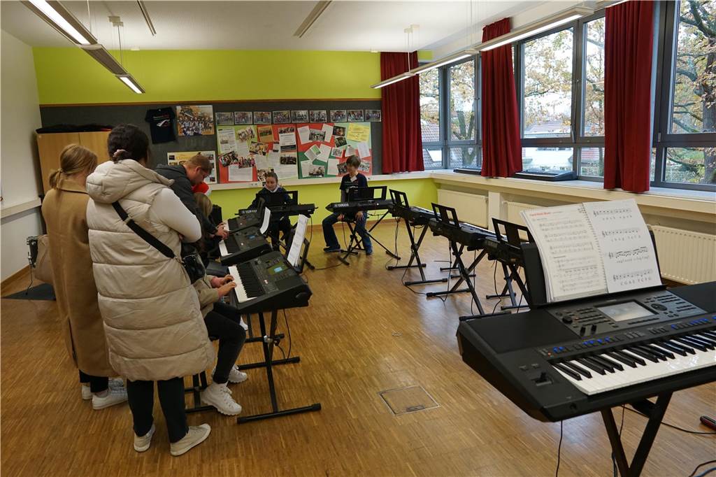 Aktive und ehemalige Schüler, das Lehrerkollegium und der Förderverein gaben einen kleinen Einblick in den Schulalltag an der Profilschule Ascheberg.