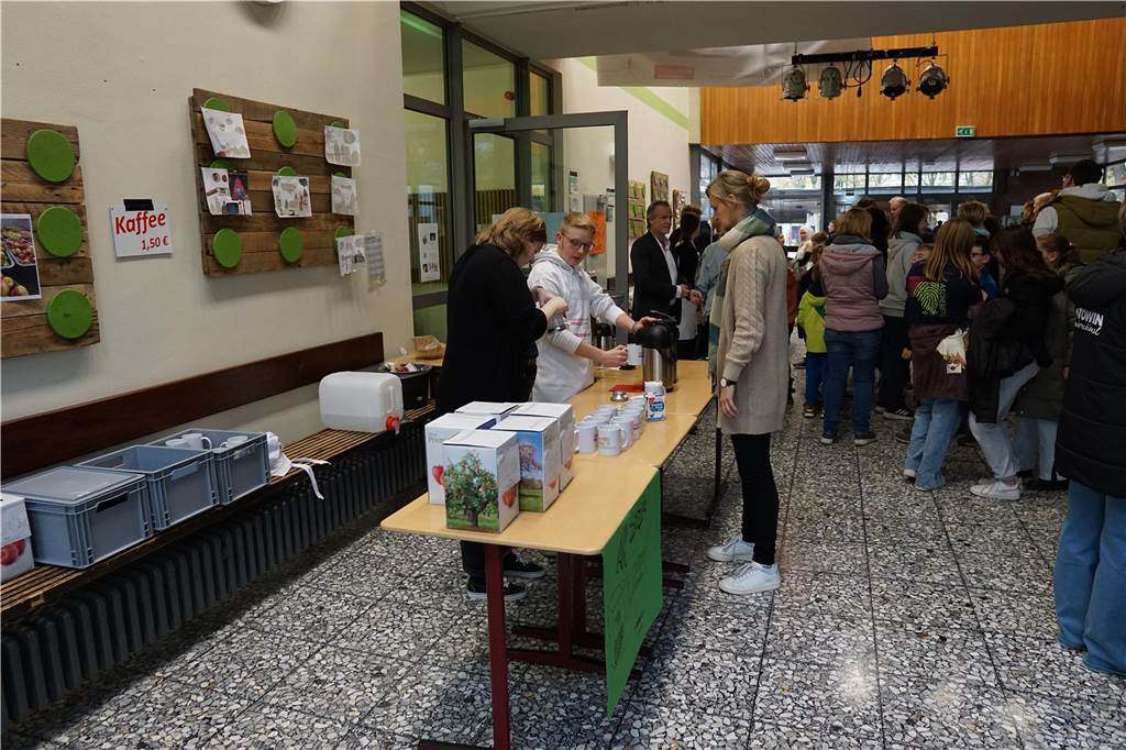 Aktive und ehemalige Schüler, das Lehrerkollegium und der Förderverein gaben einen kleinen Einblick in den Schulalltag an der Profilschule Ascheberg.