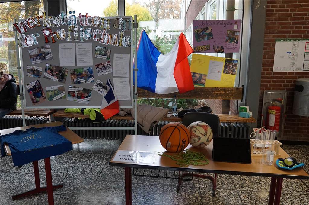 Aktive und ehemalige Schüler, das Lehrerkollegium und der Förderverein gaben einen kleinen Einblick in den Schulalltag an der Profilschule Ascheberg.