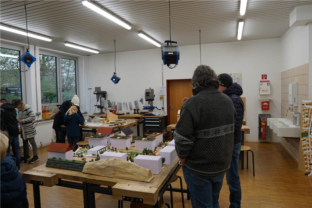 Aktive und ehemalige Schüler, das Lehrerkollegium und der Förderverein gaben einen kleinen Einblick in den Schulalltag an der Profilschule Ascheberg.