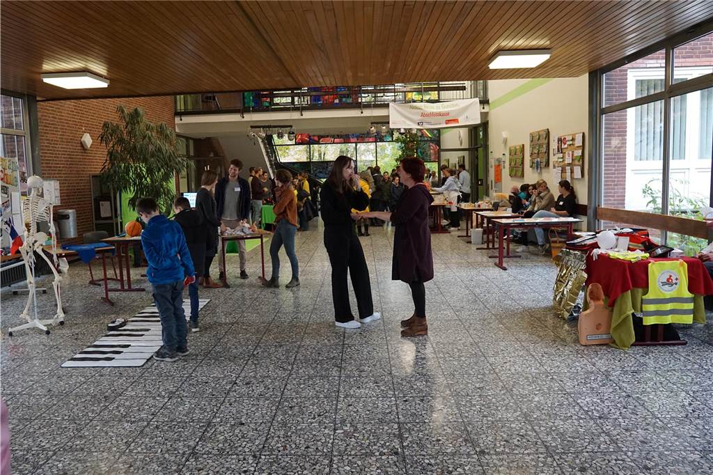 Aktive und ehemalige Schüler, das Lehrerkollegium und der Förderverein gaben einen kleinen Einblick in den Schulalltag an der Profilschule Ascheberg.