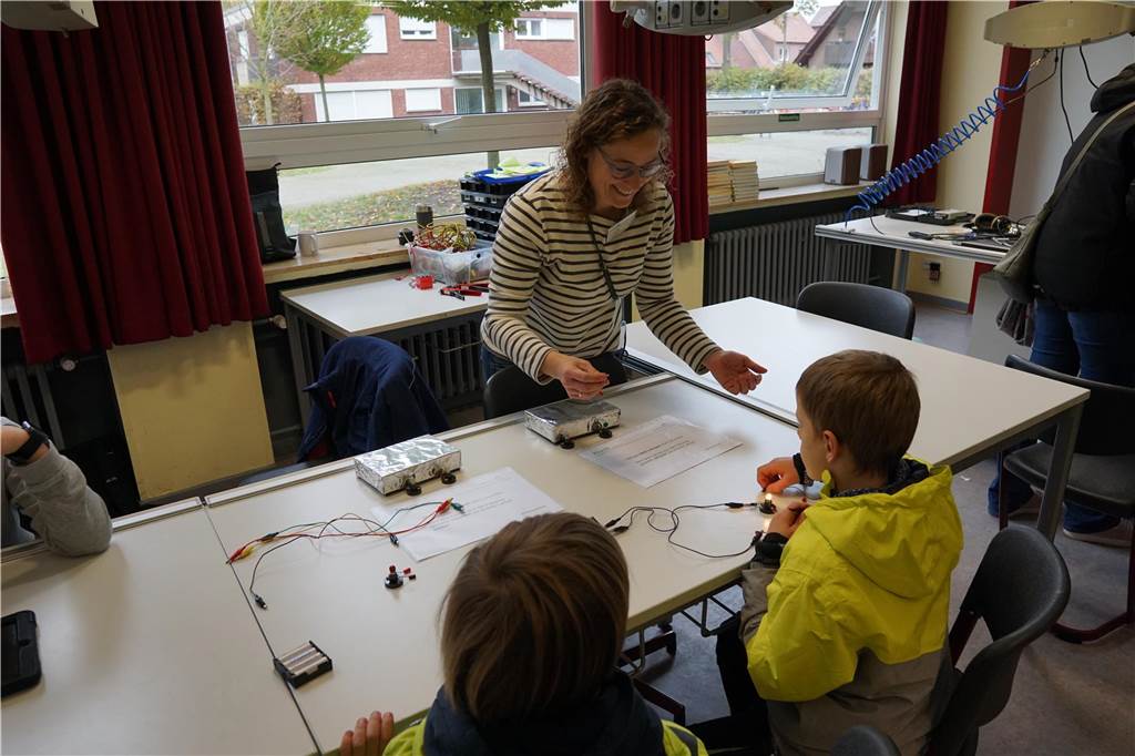 Aktive und ehemalige Schüler, das Lehrerkollegium und der Förderverein gaben einen kleinen Einblick in den Schulalltag an der Profilschule Ascheberg.